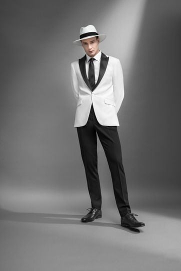 Weißer Herrenhut zu elegantem Anzug Weißer Herrenhut zu elegantem Anzug